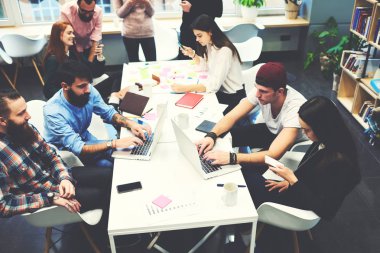 Bu grup çalışmakta olan profesyonellerin katılması