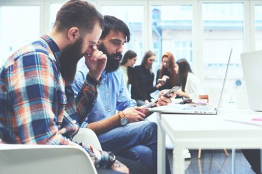 Bu grup çalışmakta olan profesyonellerin katılması