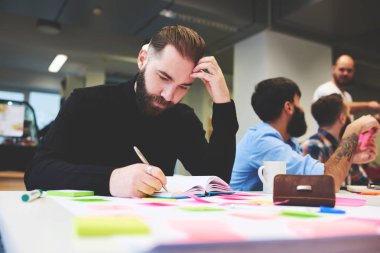 Bu uzmanları iş toplantı 