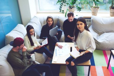 Serbest çalışan ekip üyeleri birlikte çalışma