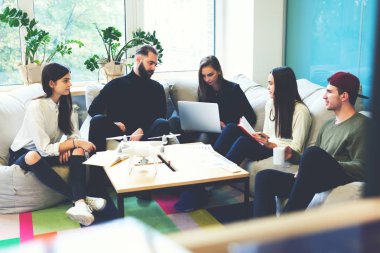 Serbest çalışan ekip üyeleri birlikte çalışma