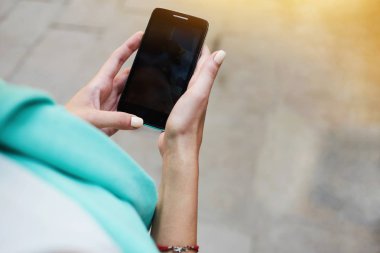 Telefonu tutan kadın kişi kadar kapatın