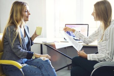 İki güzel kadın arkadaşları