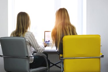 İki güzel kadın arkadaşları