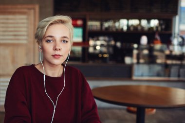 Doğal makyaj ve moda kısa saç kesimi ile hipster casual giyim Kazak giymiş
