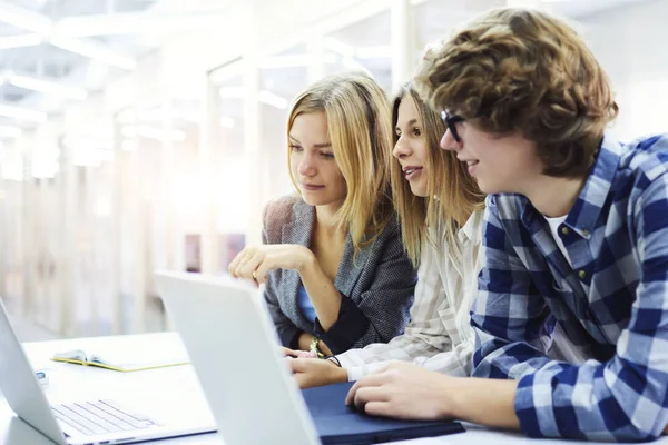 Red de jóvenes tripulantes en la oficina de coworking — Foto de Stock