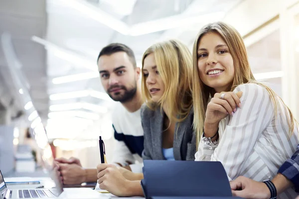 Mannelijke en vrouwelijke collega 's — Stockfoto