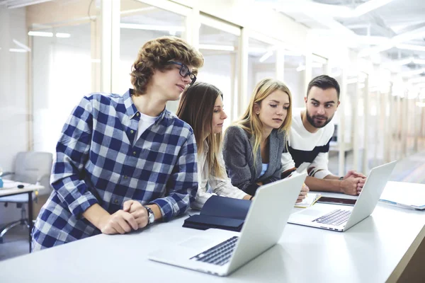 Male and female colleagues — Stock Photo, Image