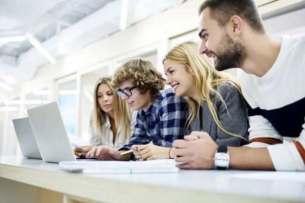 Male and female colleagues — Stock Photo, Image