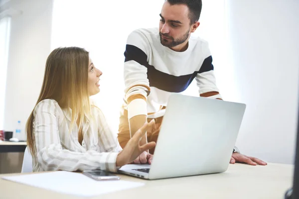 Mannlige og kvinnelige frilansere som analyserer innhold – stockfoto