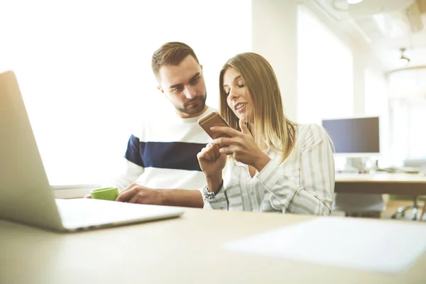 Jonge vrouwelijke en mannelijke collega's bloggers — Stockfoto