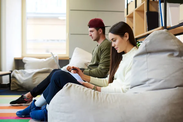 Giovane coppia che studia insieme — Foto Stock