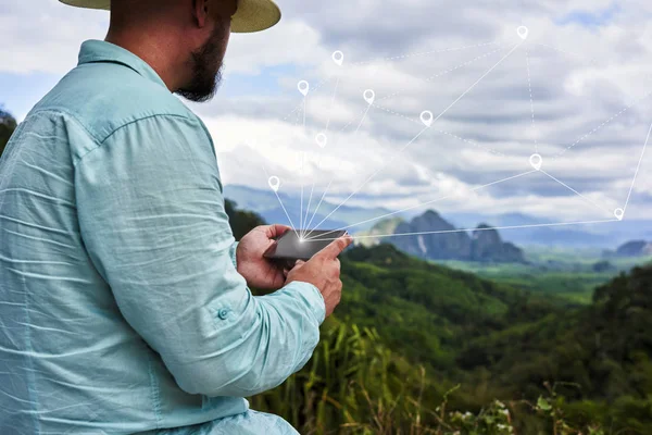 Bebaarde hipster reiziger — Stockfoto