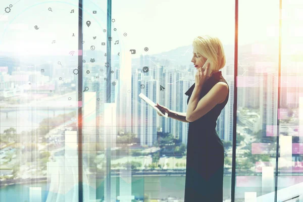 Mujer de negocios hablando por teléfono celular — Foto de Stock