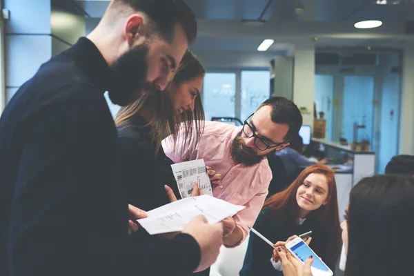 Grupo de profesionales de TI que trabajan — Foto de Stock