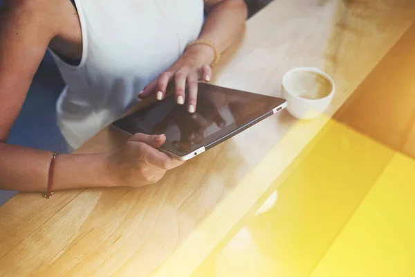 Woman using touch pad — Stock Photo, Image