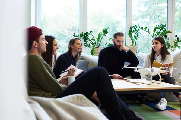 Equipe de jovens freelancers — Fotografia de Stock