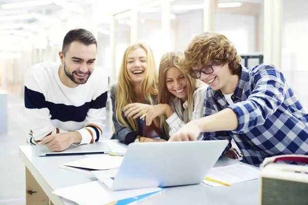 Colleghi d'affari brainstorming — Foto Stock