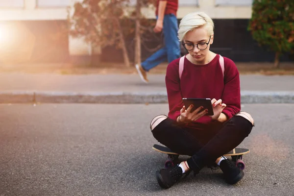 Νεαρή γυναίκα hipster με tablet — Φωτογραφία Αρχείου