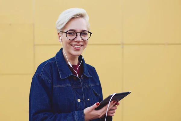 Mujer feliz escuchando canciones favoritas — Foto de Stock