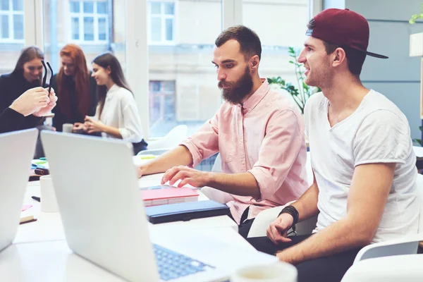 Kolegové, učení prostřednictvím marketingové webináře — Stock fotografie