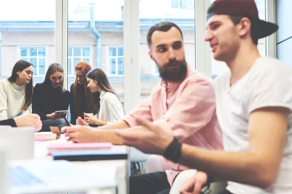 Freelancer criativo jovem brainstorming — Fotografia de Stock