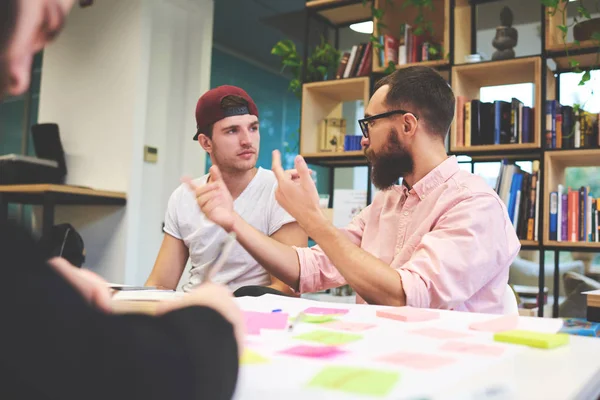 Freelancer criativo jovem brainstorming — Fotografia de Stock