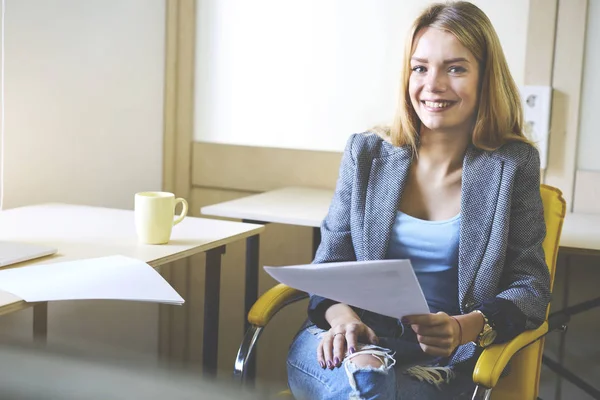 Joven hábil éxito sofá femenino — Foto de Stock