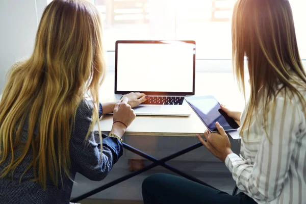 Twee mooie vrouwelijke collega 's — Stockfoto