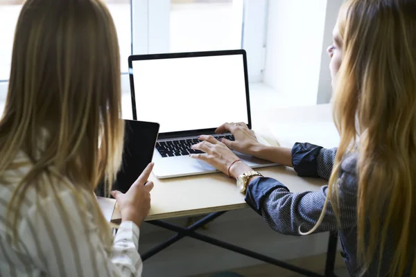 Twee mooie vrouwelijke collega 's — Stockfoto