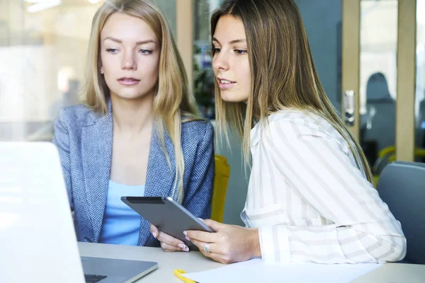 Lluvia de ideas colegas de TI mujeres — Foto de Stock