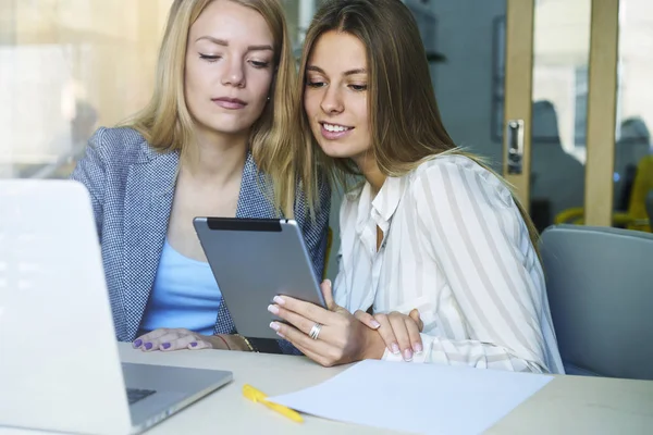 Hjernestormende kvinnelige IT-kolleger – stockfoto