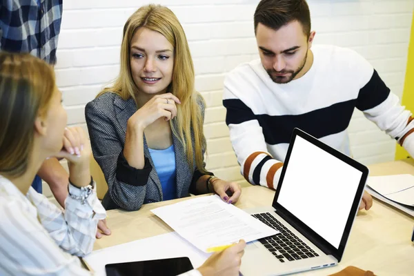 Affärskollegor brainstorming — Stockfoto