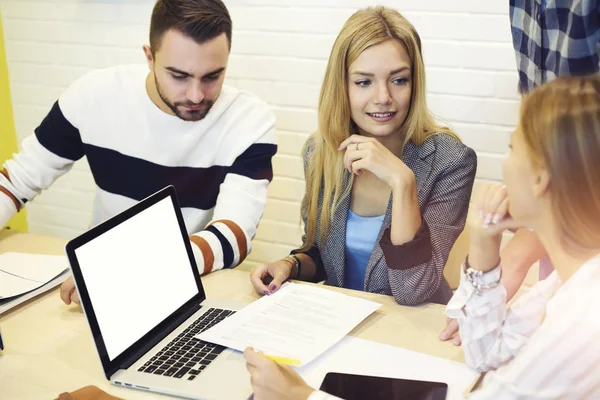 Business colleagues brainstorming — Stock Photo, Image