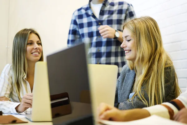 Brainstorming für Geschäftskollegen — Stockfoto