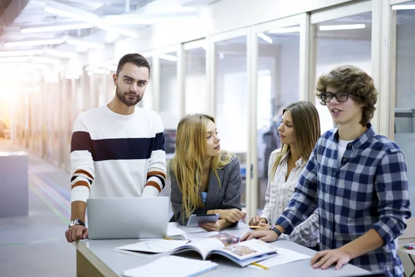 Collega's brainstormen — Stockfoto