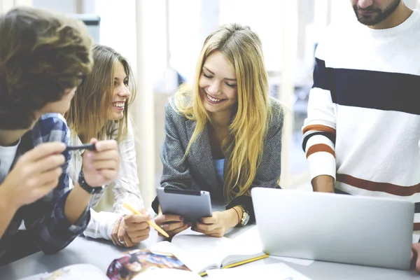 Colegas de negocios lluvia de ideas — Foto de Stock