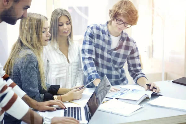 Collega's brainstormen — Stockfoto