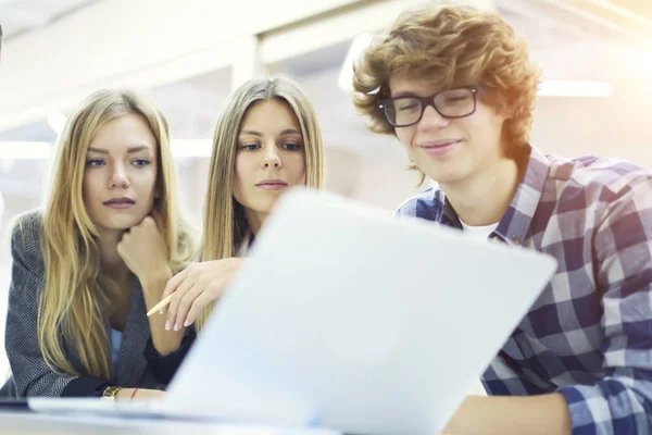 Colegas de negocios lluvia de ideas — Foto de Stock