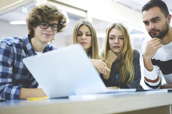 Colegas de negocios lluvia de ideas — Foto de Stock