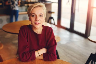 Yenilikçi iş günü önce sabah emrine kafede bekliyorum iyi ruh hali