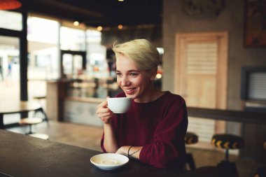 İş molası sırasında eğlenmek rahat şık Kazak giymiş hipster kadın 