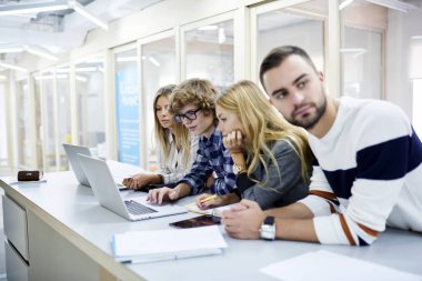 Uzay coworking birlikte çalışan genç öğrenciler 