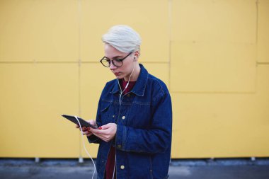 Genç kadın hipster izlerken video streaming web sayfası online çeviri dan