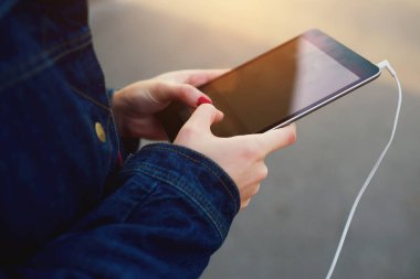 Genç hippi girlholding modern touchpad ile sahte ekran yukarı 