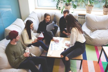 fikirleri tartışmak ve yeni proje birlikte çalışmak için yaratıcı çözümler bulma yetenekli pazarlama uzmanları