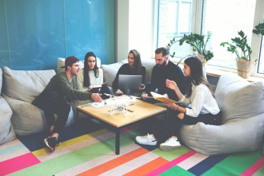 Ekip erkek ve dişi office coworking dizüstü bilgisayar ve kablosuz Internet bağlantısı kullanarak