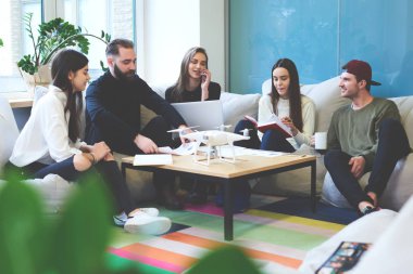 Program kodundaki çözüm hataların fikirler tartışılması sırasında iş sahip arkadaşları kırmak