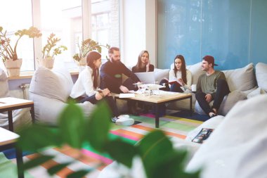 Setious meslektaşlarınız disscusing bir şirket sorunları