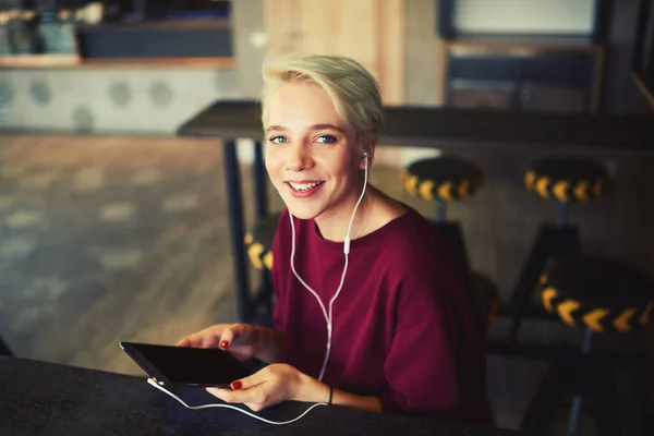 Hipster menina assistindo filme online via touchpad moderno com tela de mock up — Fotografia de Stock